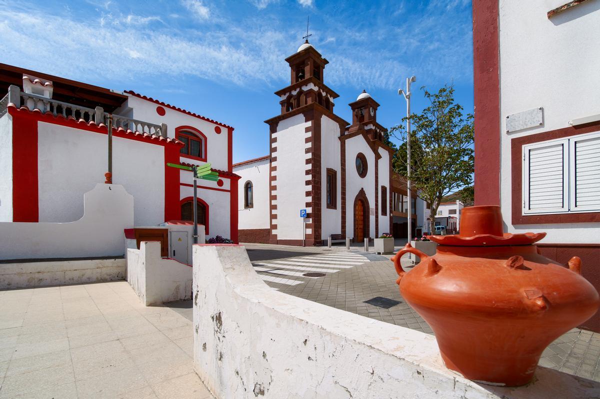 Tranquila plaza del pueblo con iglesia de San Matías