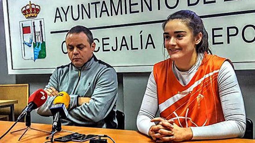 Fran García, entrenador del Quesos El Pastor, junto a la capitana Celia García.