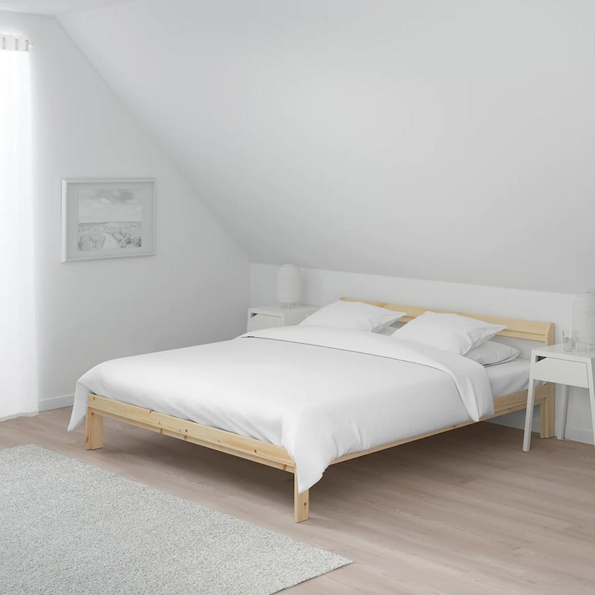Cama Neiden Ikea | La estructura de la cama es sencilla pero de robusta madera de pino