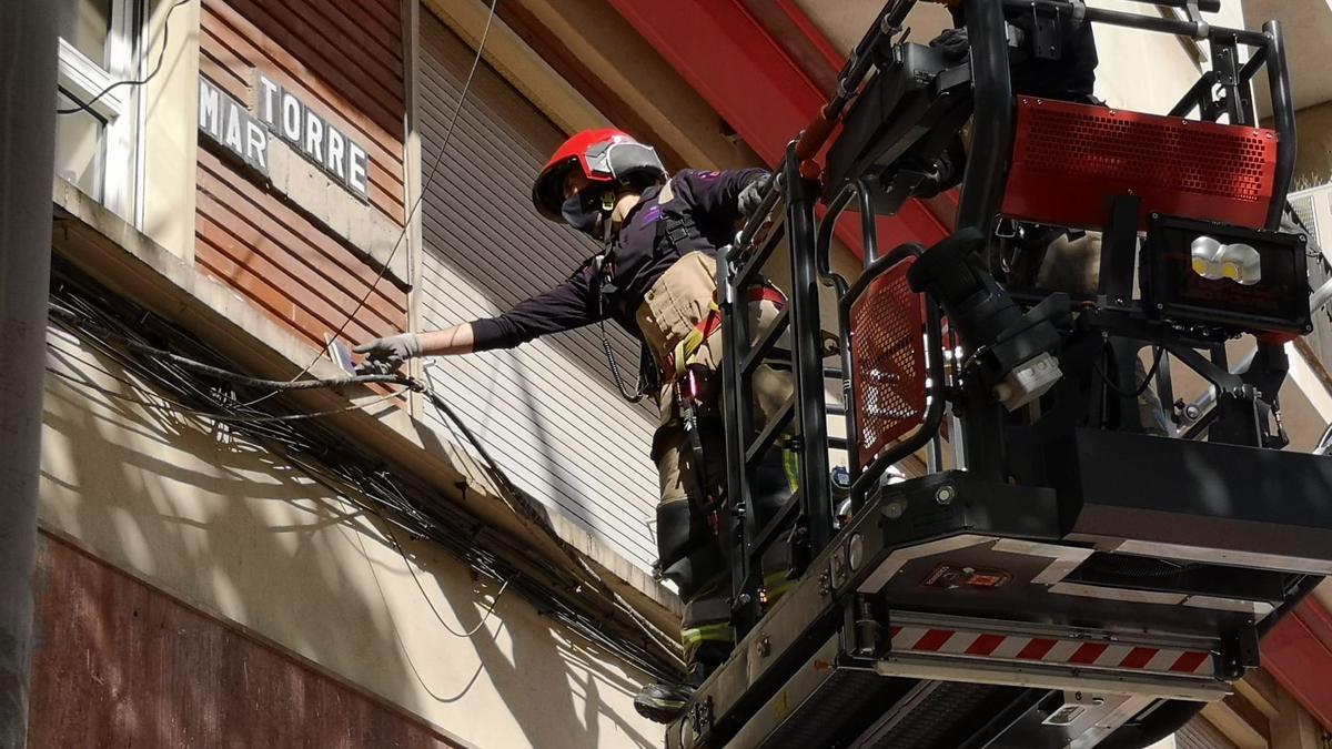 Bomberos trabajan en el lugar del suceso.