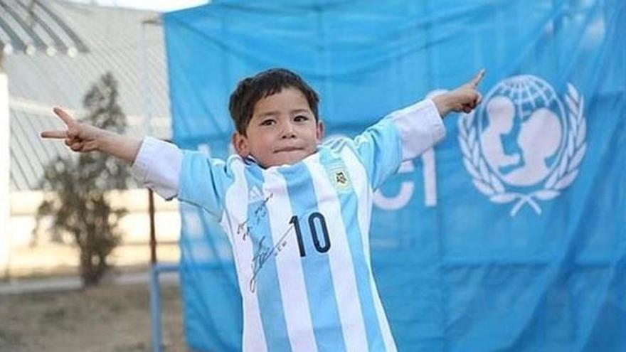 Este niño es objetivo de los talibanes por una simple camiseta de Messi.