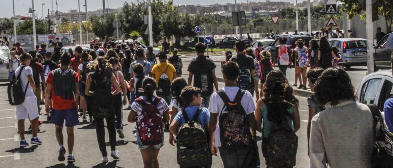 Decenas de estudiantes llegan a un instituto de Torrevieja.