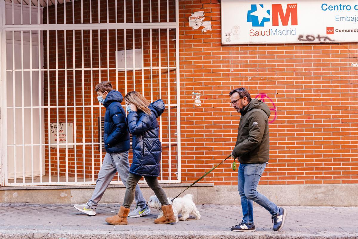 Dos personas con mascarilla por el centro de salud de Embajadores, a 5 de enero de 2024, en Madrid (España).