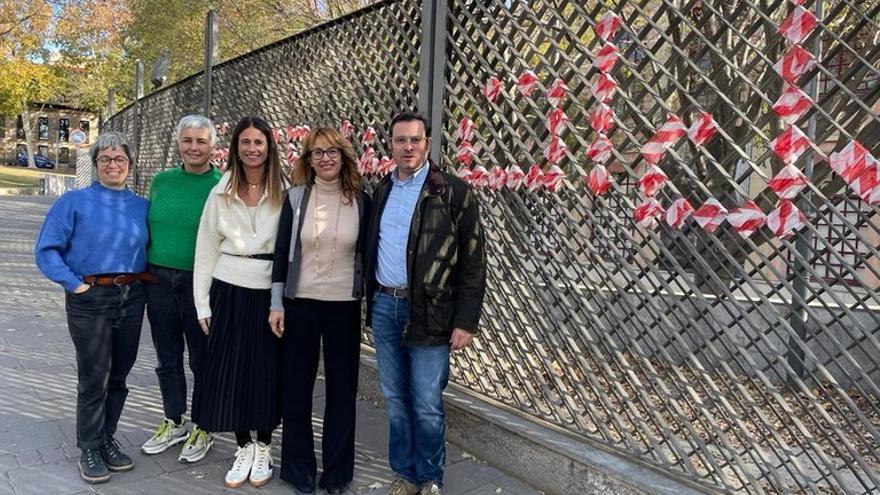 Alumnes de la Gaspar Camps teixeixen postals de felicitació de Nadal en espais d&#039;Igualada