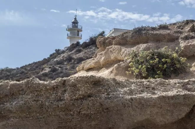 Urbanismo busca la fórmula legal para encajar el restaurante en el faro del Cabo de la Huerta al estar en suelo no urbanizable