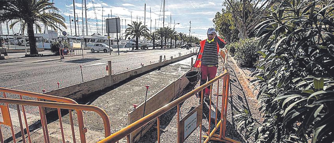 Un operario trabaja en las obras del Passeig Marítim.