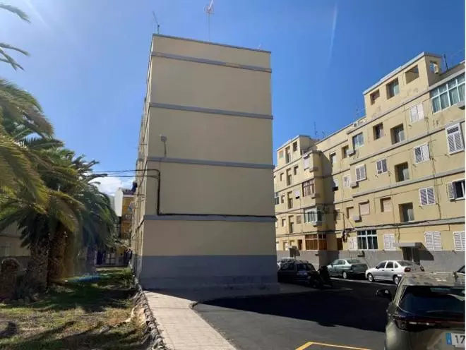 La rehabilitación de 50 viviendas en Sardina del Sur incluye la mejora de aceras y jardines