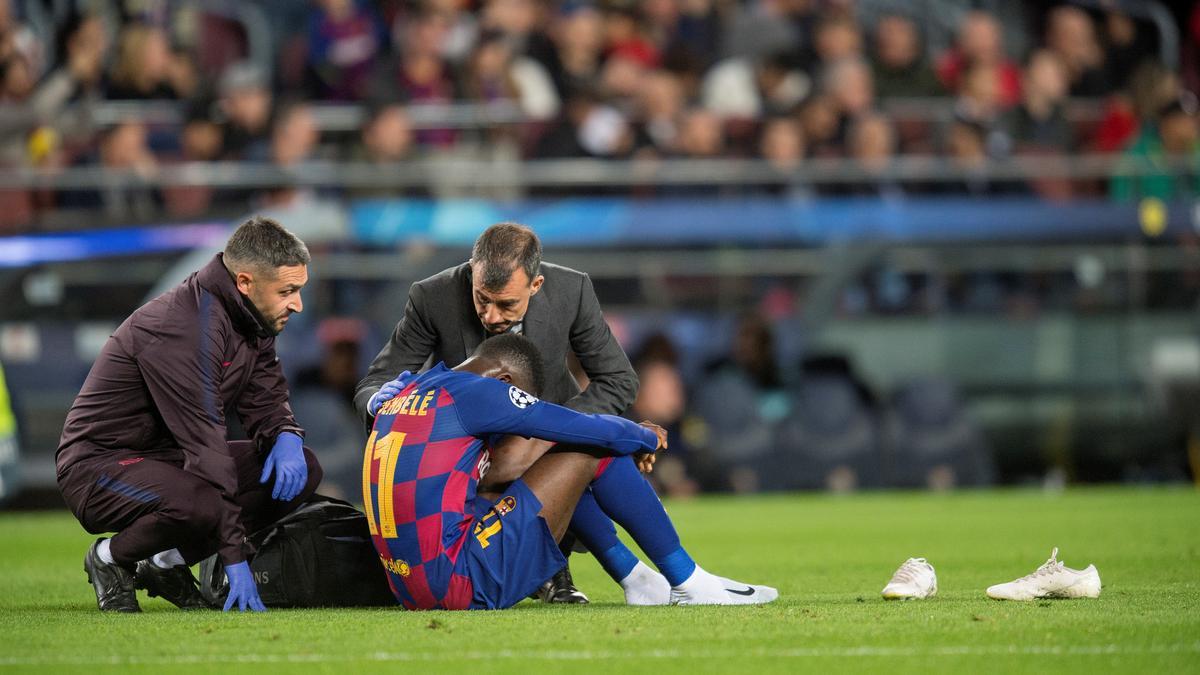 Dembélé, atendido de su lesión muscular ante el Borussia Dortmund en la temporada pasada.