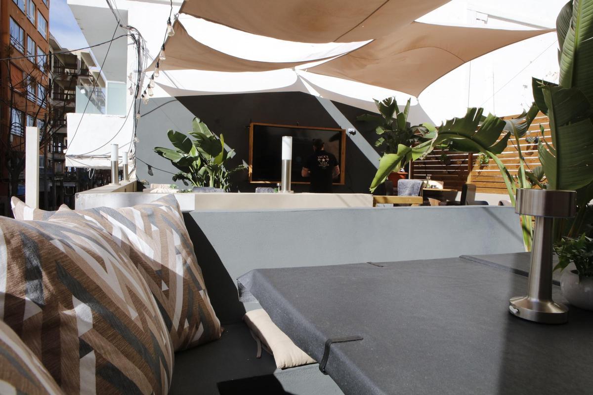 Segeltücher dienen als Schutz vor Sonne und herabfallenden Gegenständen.