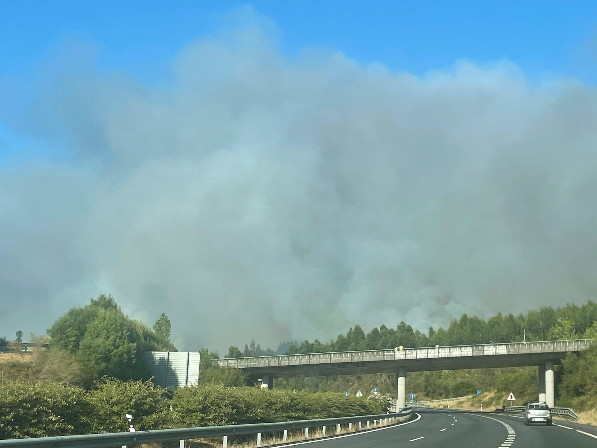 Un incendio cerca la A-52 a su paso por As Neves