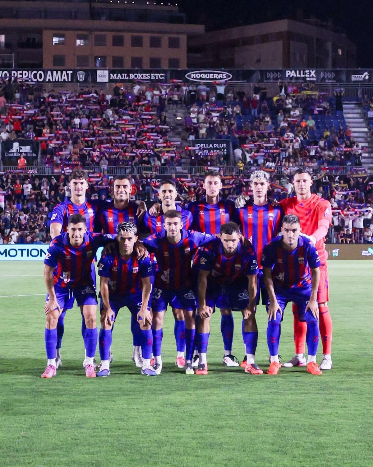 Once inicial del Eldense, con Mariano Carmona y Ramón Vila, ante el Cádiz.