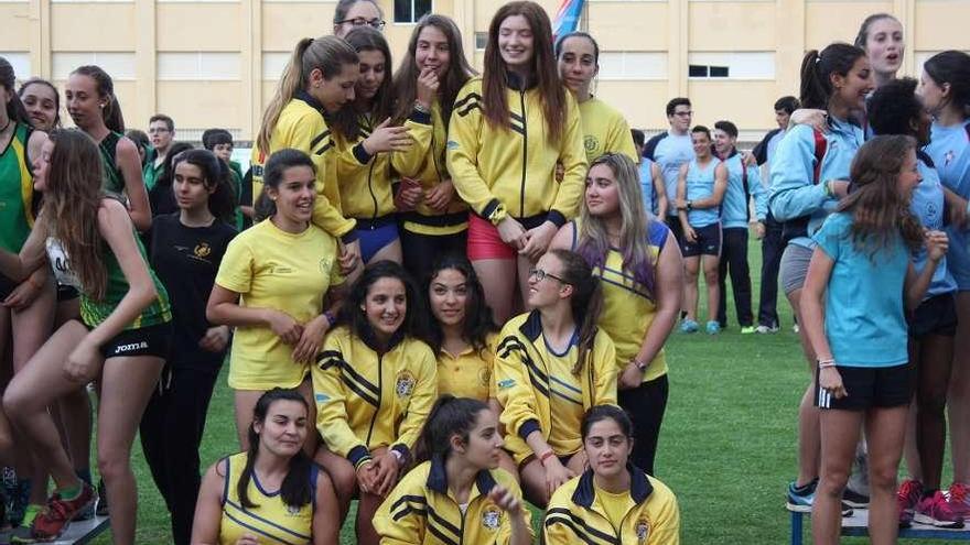 Las integrantes del equipo júnior femenino del Vila de Cangas, en el podio.