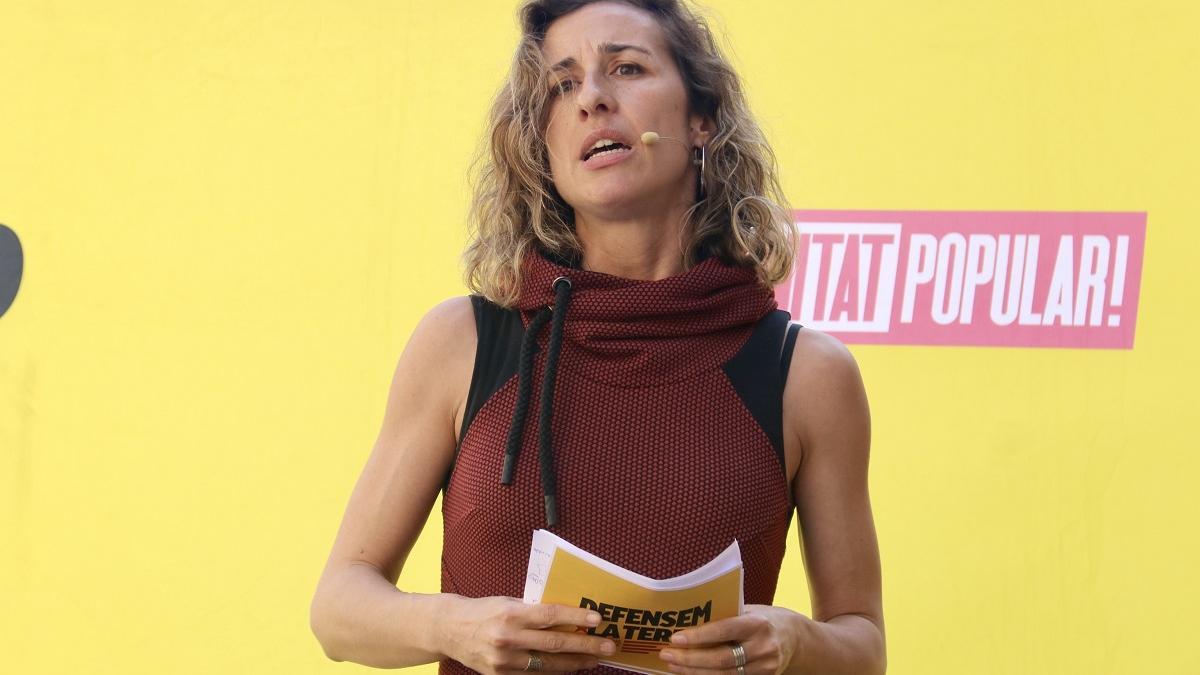 La candidata de la CUP, Laia Estrada, en un acto del partido en Vilafranca del Penedès.