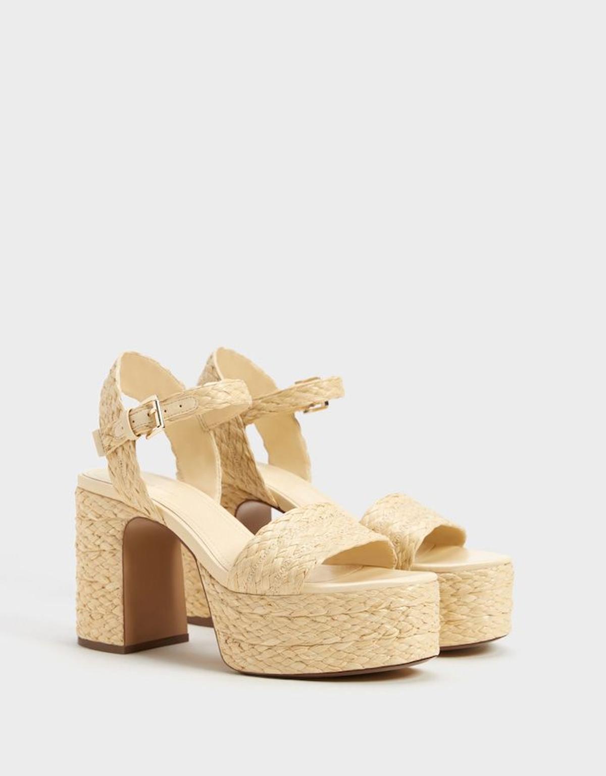 Sandalias de rafia de tacón con plataforma, de Bershka