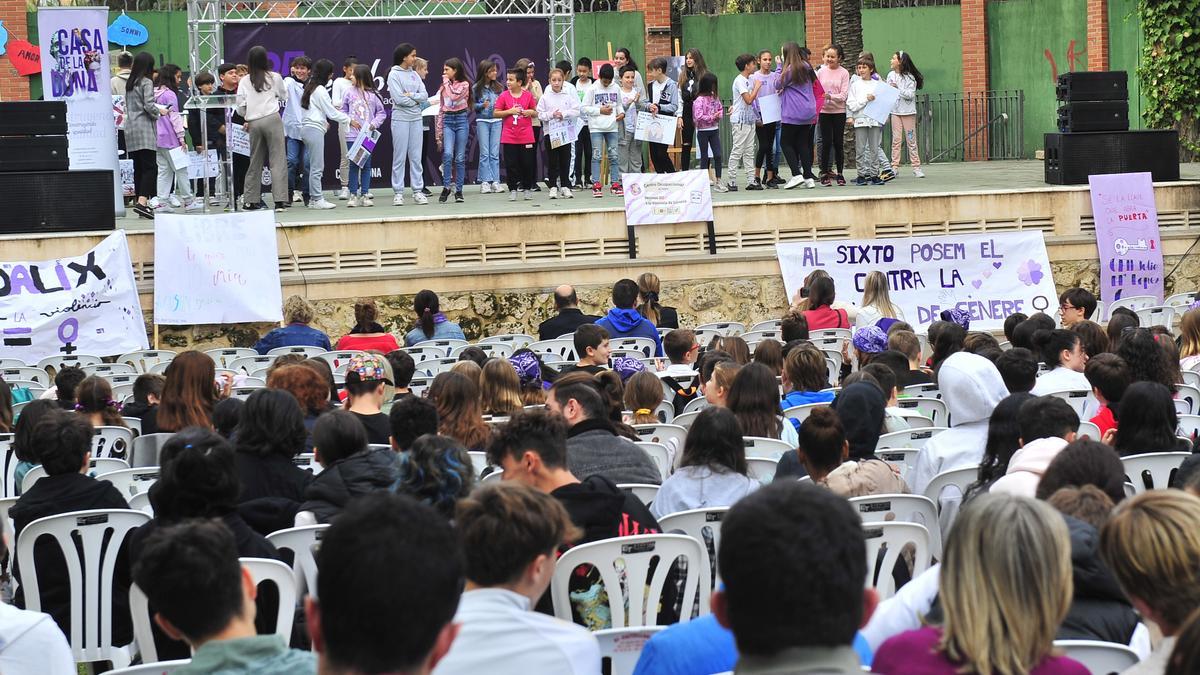 Alumnos de colegios e institutos de Elche concentrados en la Rotonda del Parque Municipal este 25N