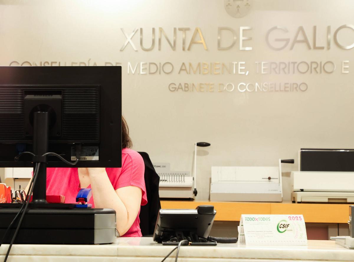 Una empleada pública delante de su ordenador, en la Xunta.