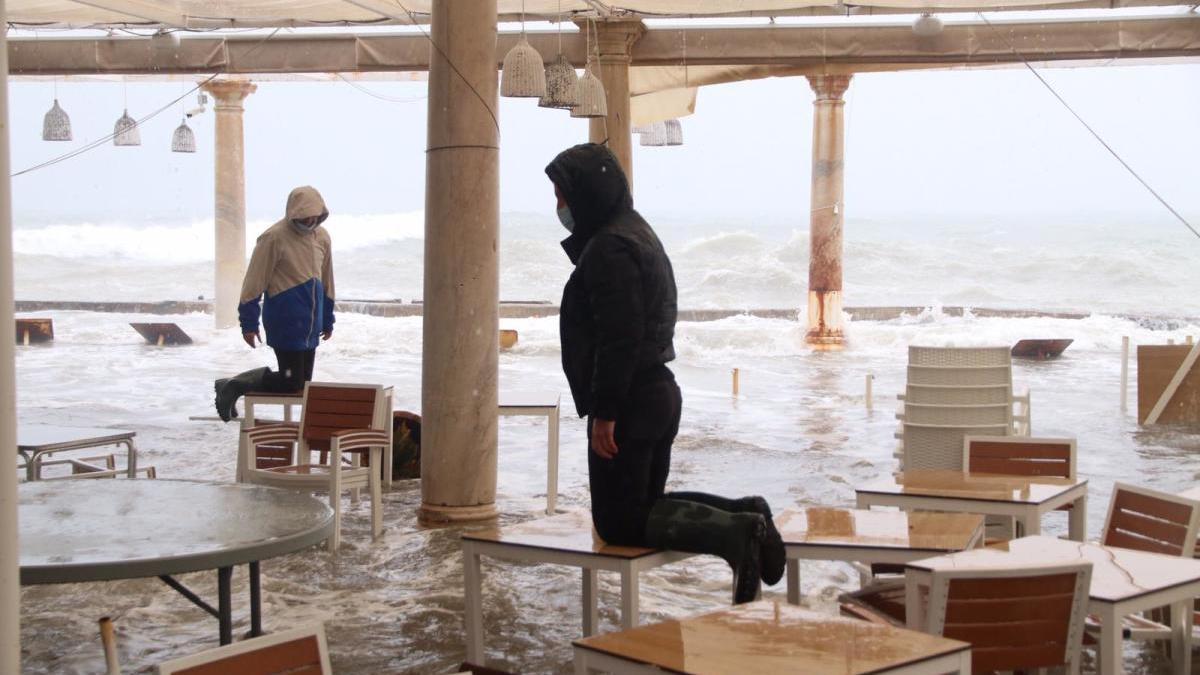 Un temporal anega los Baños del Carmen.