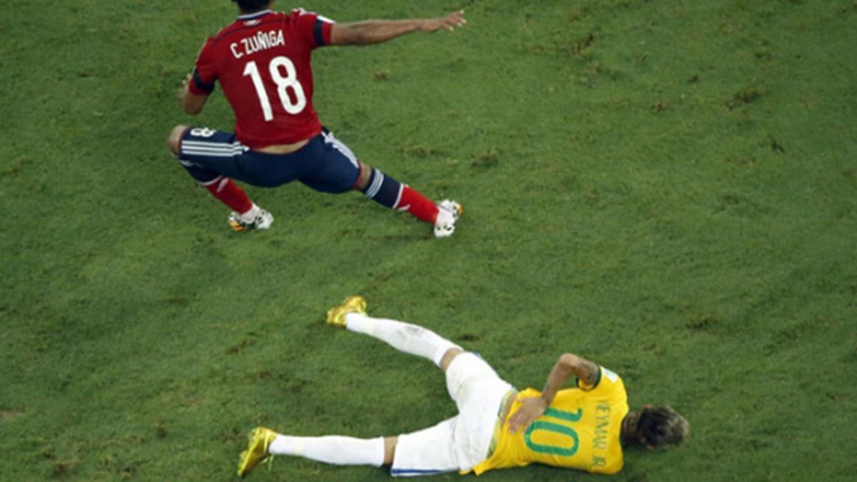 Neymar recibió una dura entrada de Zuñiga
