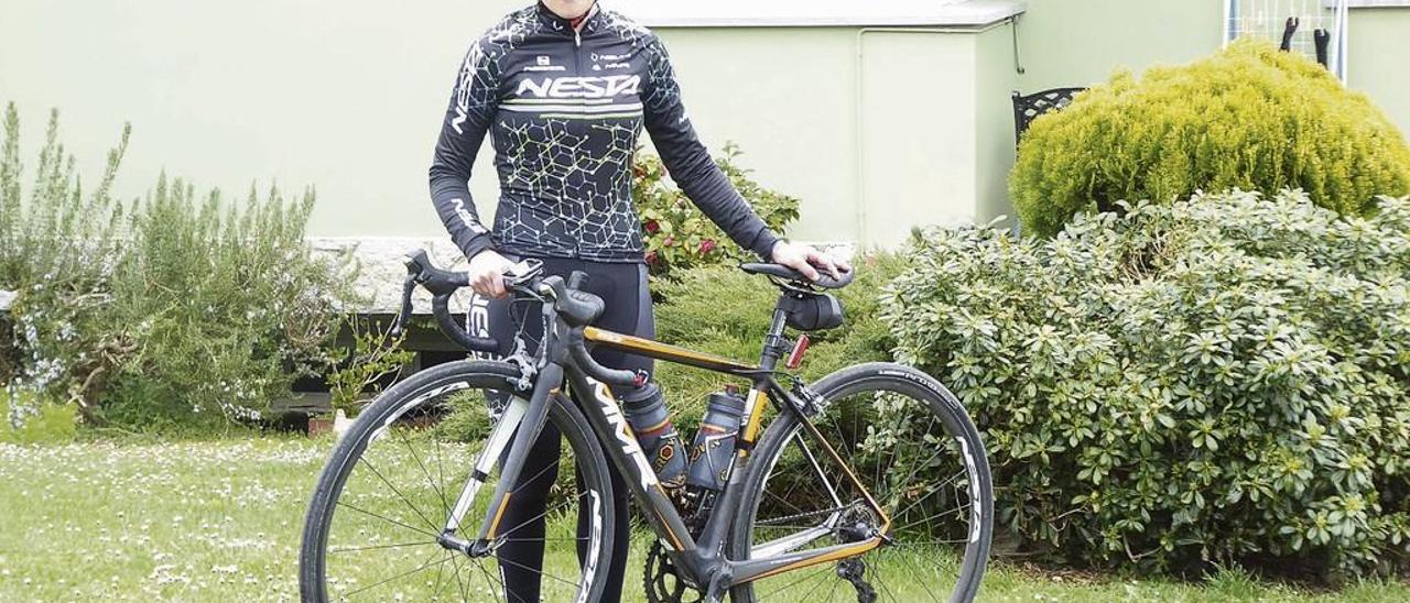 Lucía González, con su bicicleta en su casa de Viella.