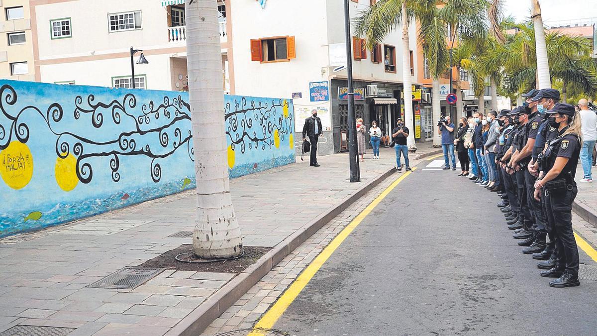 Un momento del homenaje por el sexto aniversario del derrumbe del edificio Julián José en Los Cristianos, en el municipio de Arona.