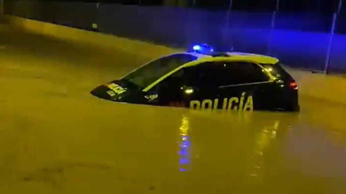 Una patrulla de la Policía Local, sorprendida por las riadas en Cartagena