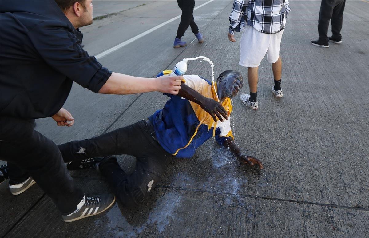 Un manifestante en el suelo afectado por el uso de gas pimienta por la policia de Minneapolis.