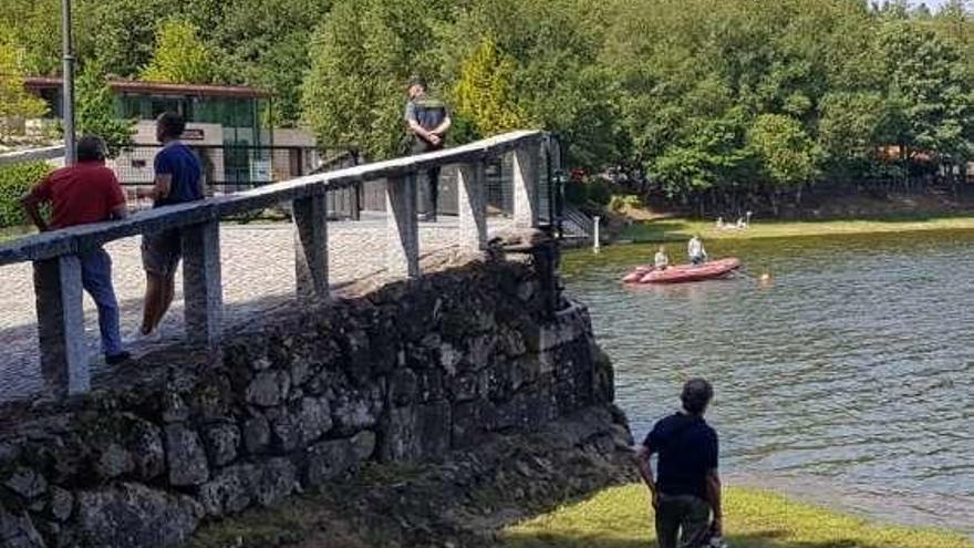 La lancha de los GEAS, ayer, en O Corgo, durante la operación de búsqueda del bañista desaparecido. // FdV