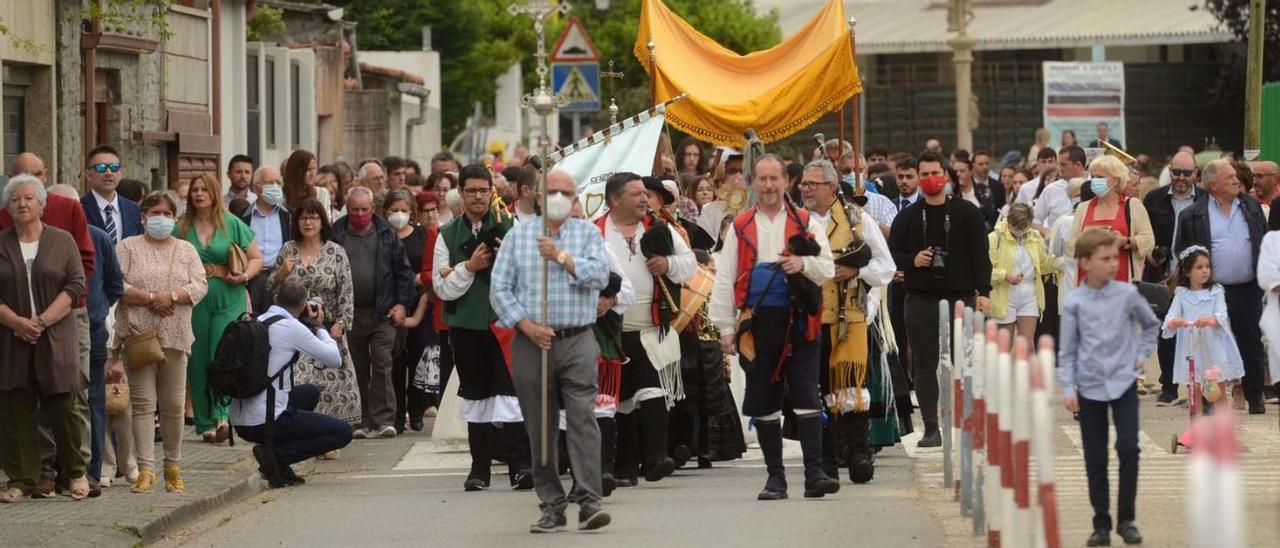 La salida de la procesión, con una multitud de fieles, “gaiteiros” y la Banda de Vilagarcía. |   //  NOÉ PARGA