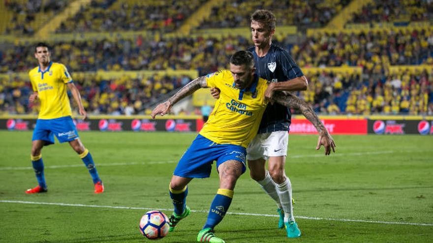 Marko Livaja protege un balón ante la entrada de un rival.