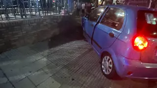 Susto nocturno en Luanco por un coche que acaba empotrado contra un árbol: una conductora novel intenta evitar un control policial