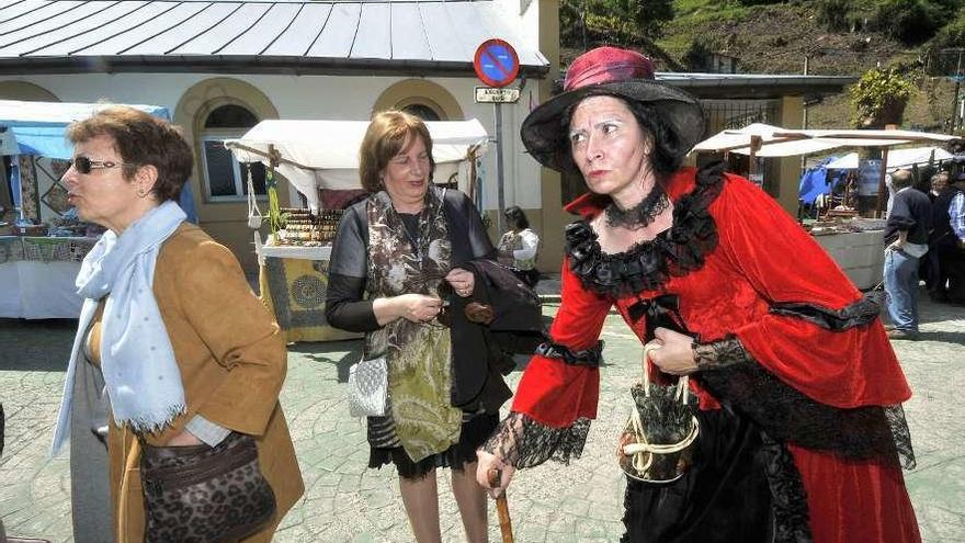 Una intérprete, en una de las representaciones de ayer en el mercado de La Nueva.