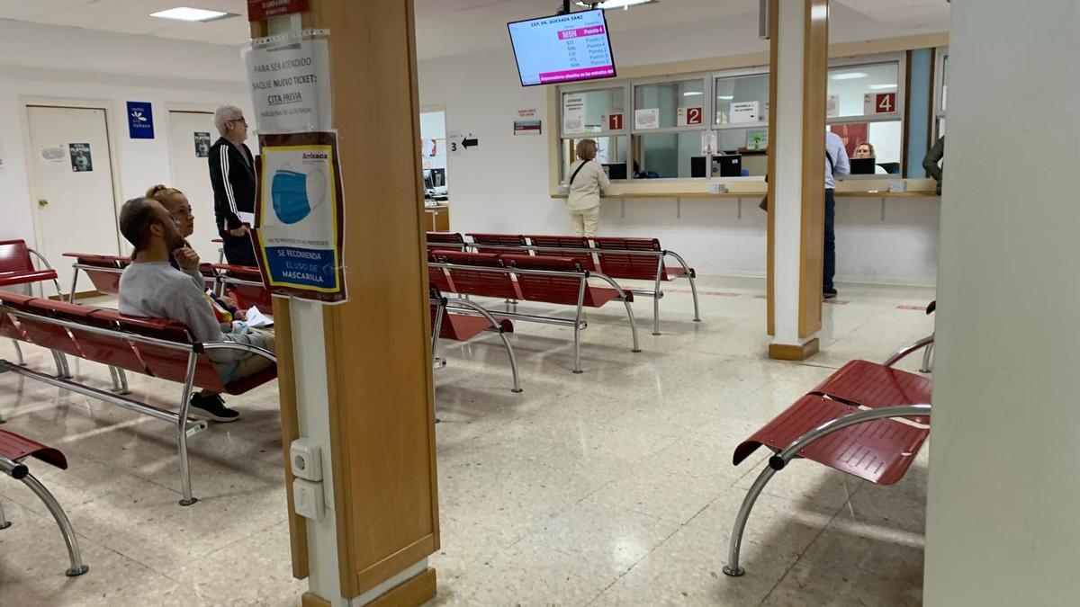 Pacientes este martes en el Centro de Especialidades Doctor Quesada de Murcia.