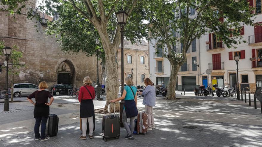 Un grupo de turistas en la plaza LlorenÃ§ Bisbal de Palma.