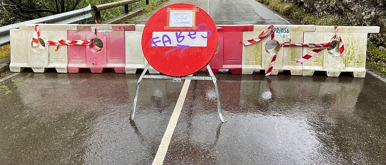 Vial de acceso a la Ruta del Cares, cortado tras pasar el acceso a Camarmeña.