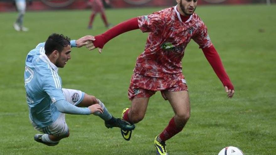 Un jugador del Celta B trata de cortar el avance de un futbolista del Guijuelo. // A. Irago