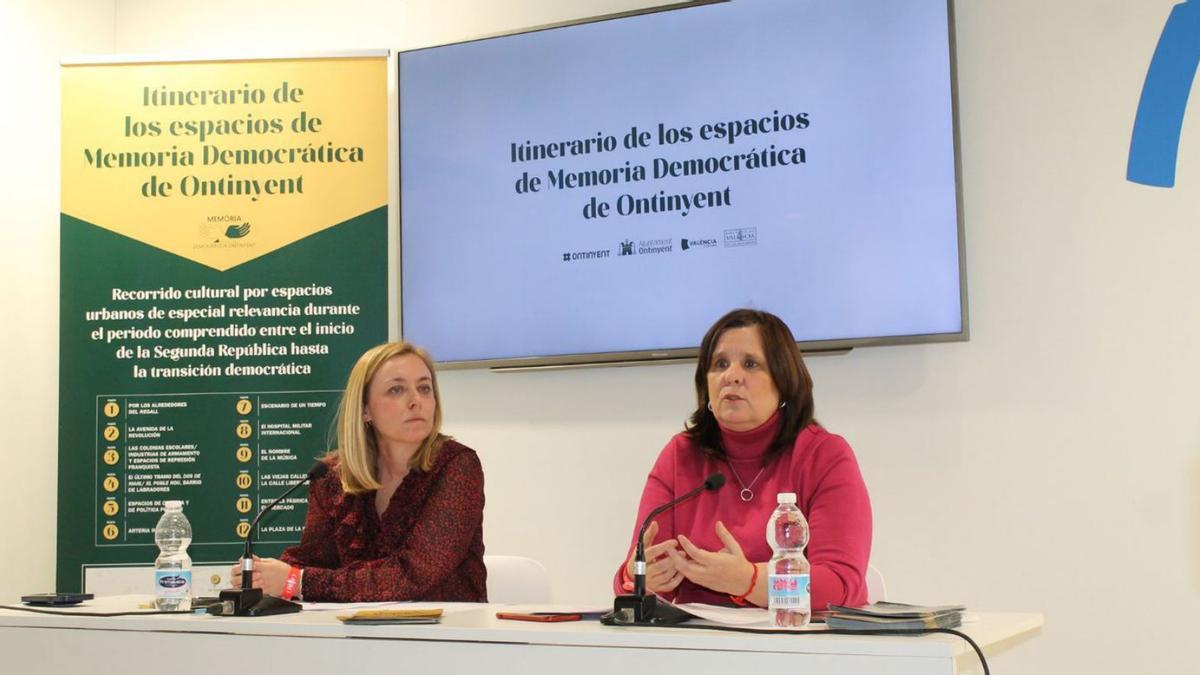 Las regidoras Natàlia Enguix y Sayo Gandia, ayer en la presentación de la propuesta en Fitur. | LEVANTE-EMV