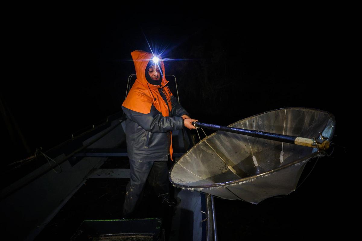Las solitarias y duras noches de los anguleros de Asturias