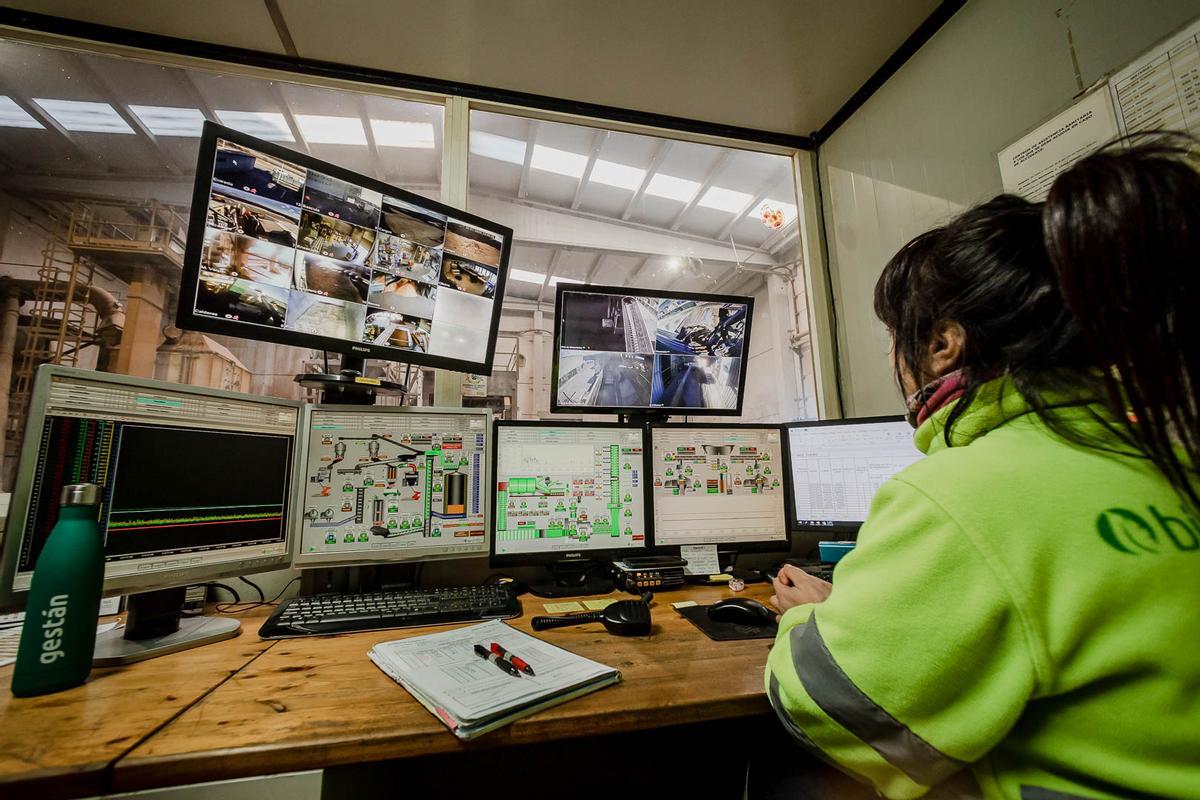 Una trabajadora de Gestán controlando los procesos.