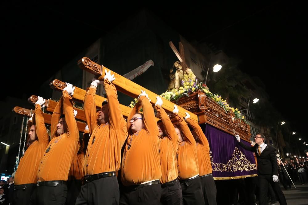 Miércoles Santo en Torrevieja. Encuentro en la Vía Dolorosa protagonizado por la imagen de Nuestra Señora de la Esperanza y de la Paz y Jesús en la Caída