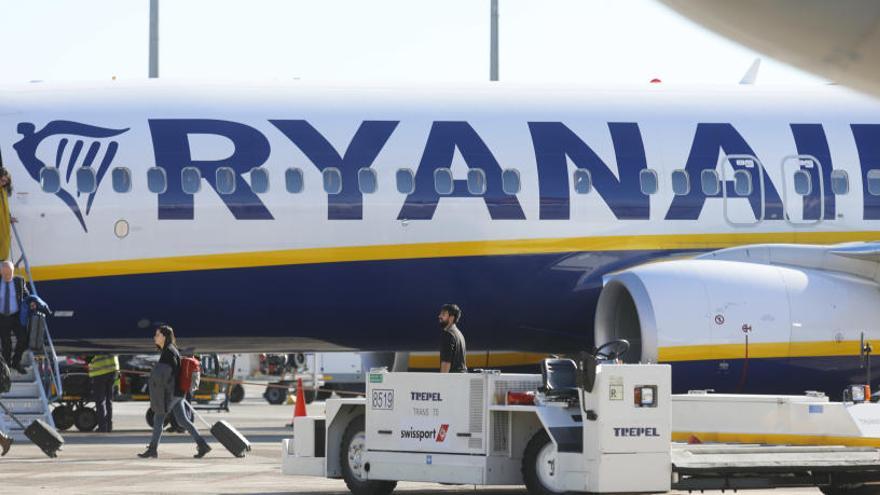 Pasajeros bajando de un aviÃ³n de Ryanair.