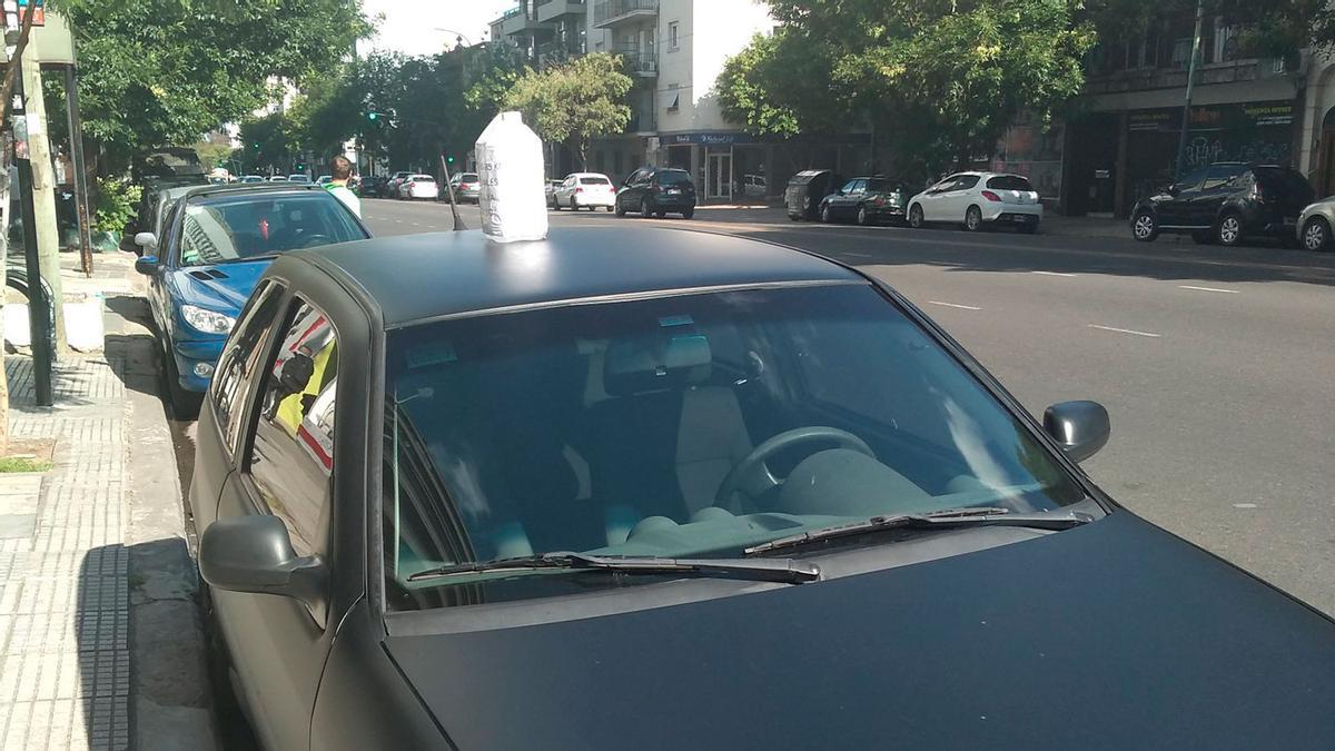 Esto es lo que quiere decir cuando ves un coche aparcado con una botella puesta encima del techo