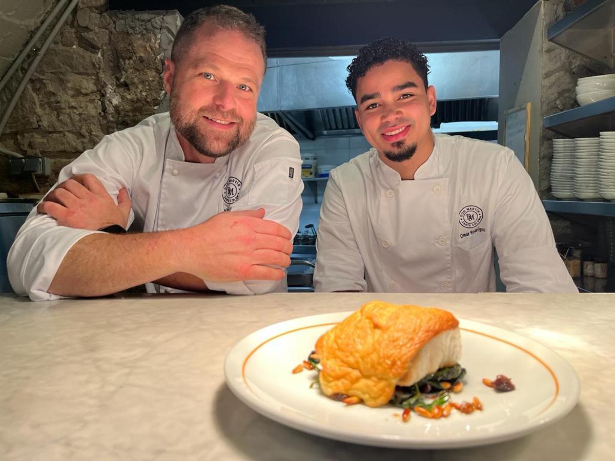 El chef Albert Oltra y el jefe de cocina Omar Rodríguez, en la presentación del bacalao colomense en Santa Coloma. El chef Albert Oltra y el jefe de cocina Omar Rodríguez, en la presentación del bacalao colomense en Santa Coloma.