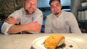 El chef Albert Oltra y el jefe de cocina Omar Rodríguez, en la presentación del bacalao colomense en Santa Coloma.