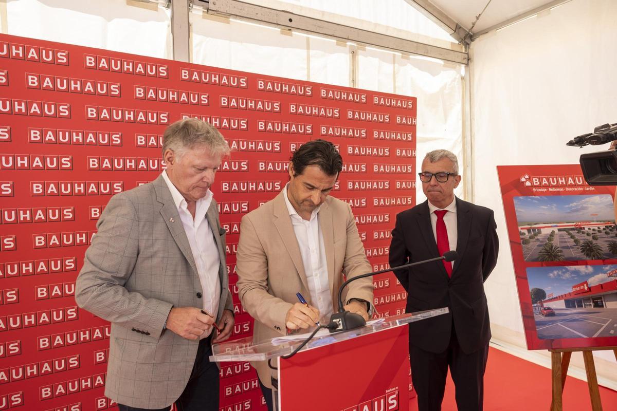 Arrancan las obras de la nueva tienda de Bauhaus en Torrevieja Arrancan las obras de la nueva tienda de Bauhaus en Torrevieja