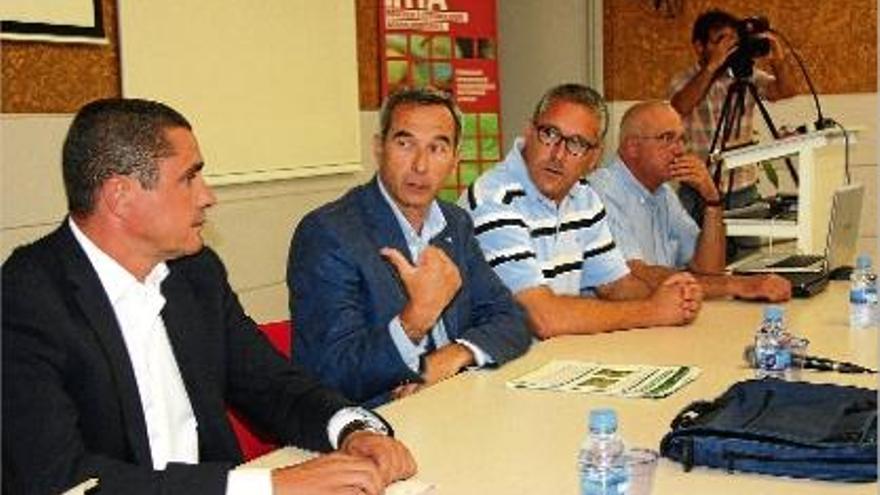 El director general d&#039;Agricultura, Alfons Vilarassa, al centre, es va reunir amb arrossaires i alcaldes.