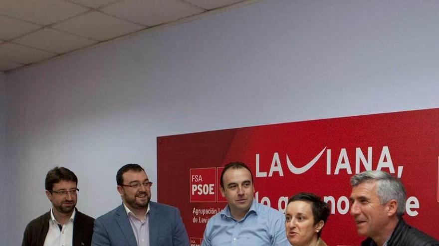 Los alcaldes socialistas Enrique Fernández, Adrián Barbón, Tomás Cueria y Marcelino Martínez y la portavoz del PSOE en Langreo, María Fernández.