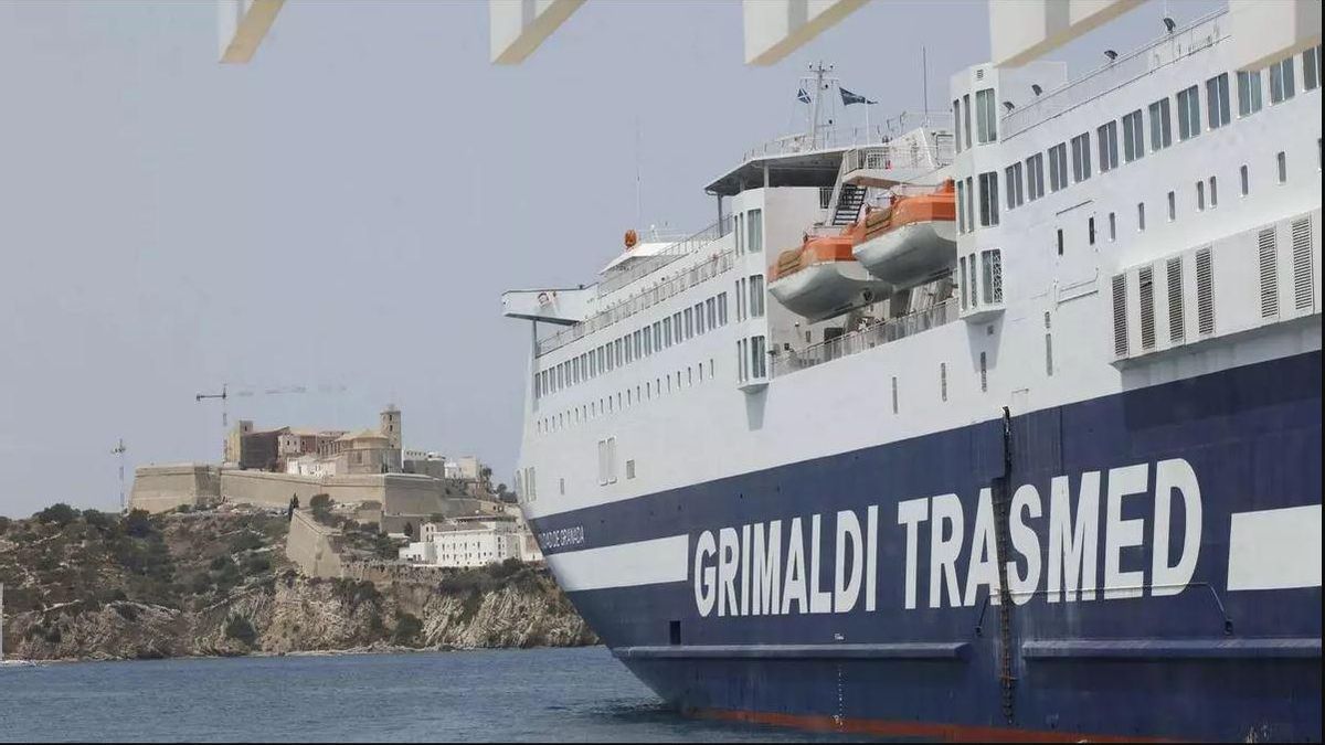 El ferry Ciudad de Granada atracado en el puerto de es Botafoc de Ibiza.