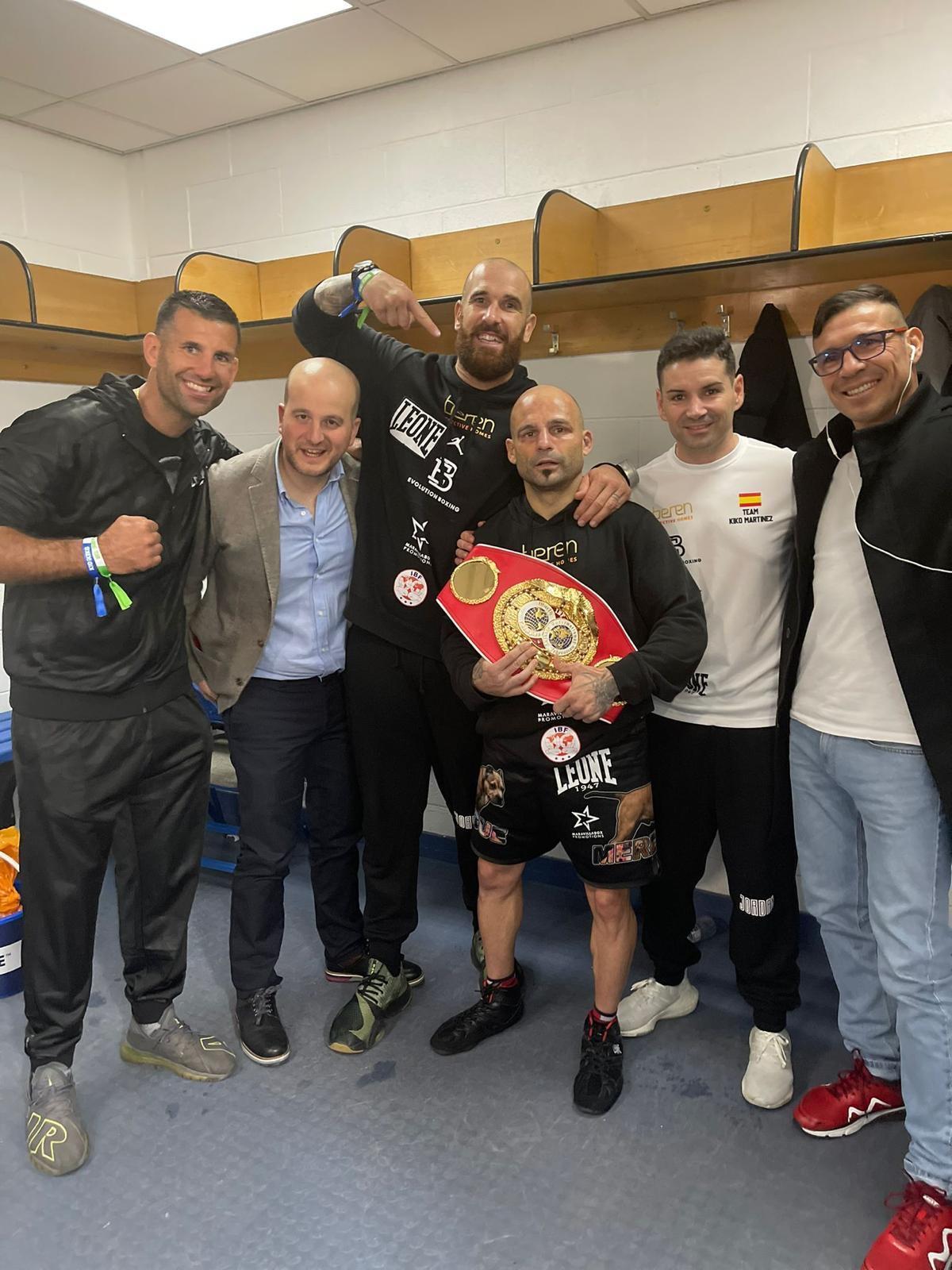 Kiko Martínez celebra el título en el vestuario con todo su equipo