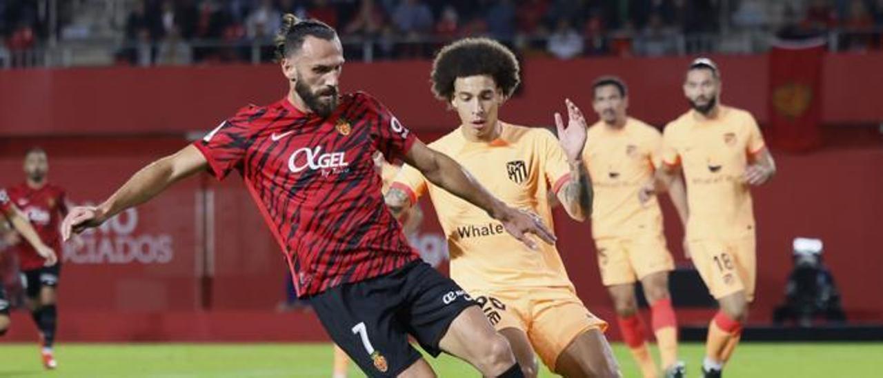 Vedat Muriqi, delantero del Mallorca, controla un balón ante Witsel, del Atlético.