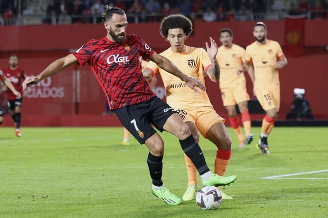 Vedat Muriqi, delantero del Mallorca, controla un balón ante Witsel, del Atlético.